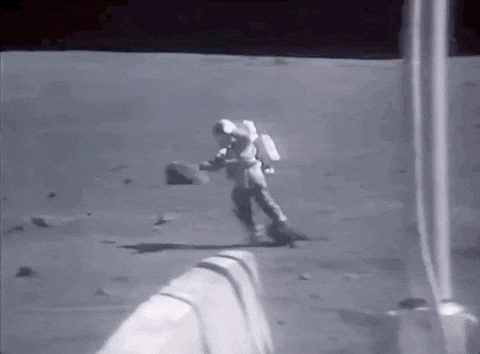 Astronauta caindo, representando o idioma sendo deixado de lado